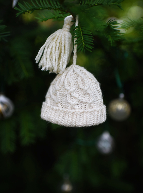 Knitted hat ornament, nilas